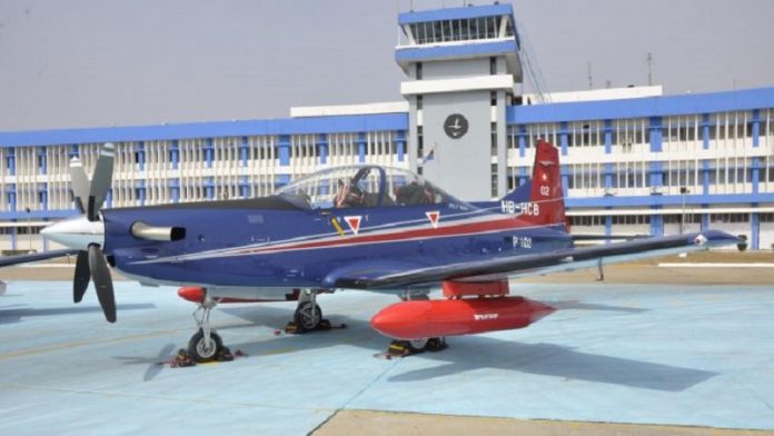 वायुसेना का प्रशिक्षण जेट पायलटस PC-7 (साभार: लाइव फिस्ट)