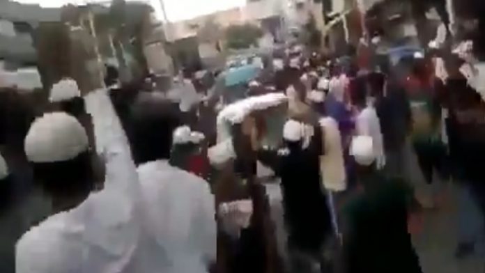 मुस्लिम भीड़ द्वारा हंगामा