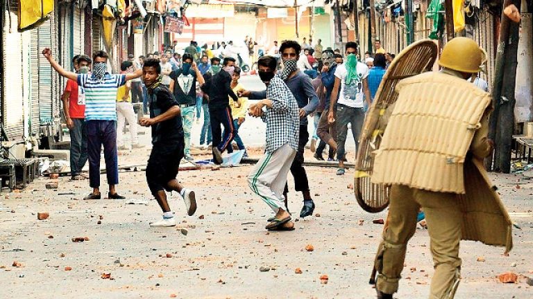J&K में पत्थरबाजी की घटनाएँ 3.25% बढ़ीं, लेकिन 59% ज्यादा गिरफ्तार किए गए पत्थरबाज