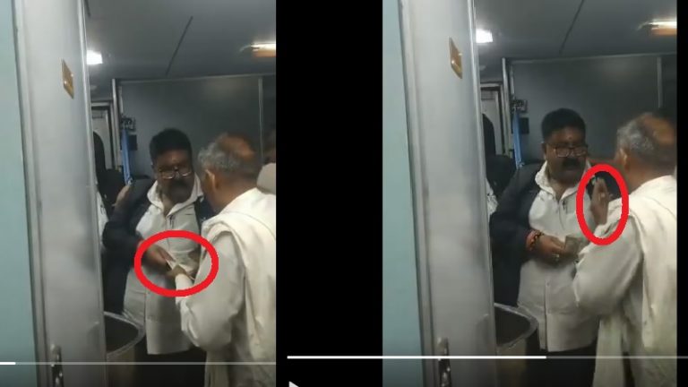 VIDEO वायरल: बुजुर्ग यात्री से पैसे ले रहा था TTE, रेलवे ने किया सस्पेंड