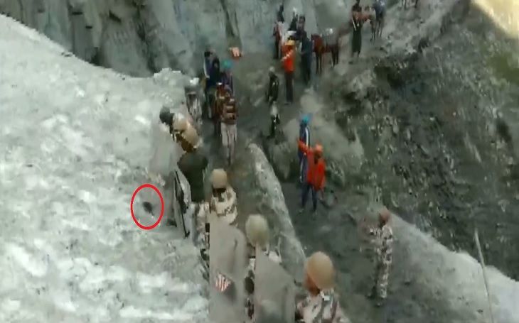 VIDEO: पहाड़ से गिरते पत्थरों से ढाल बनकर बचा रहे हैं अमरनाथ यात्रियों को ITBP के जवान