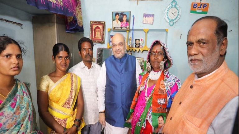 तेलंगाना की आदिवासी महिला से मिले शाह, किया सदस्यता अभियान फिर शुरू