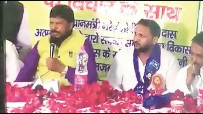 अठावले के साथ नासिर