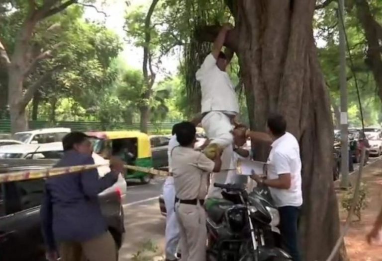 भक्ति की शक्ति: RaGa के इस्तीफे के विरोध में पार्टी कार्यकर्ता ने की आत्‍महत्‍या की कोशिश