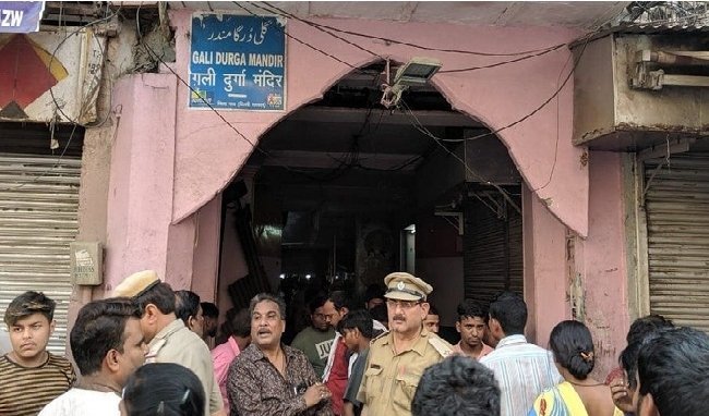 मंदिर में तोड़-फोड़