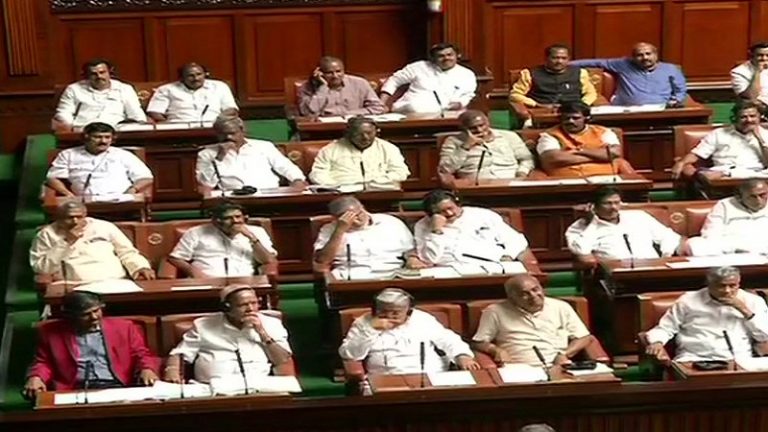 कर्नाटक: विश्वासमत पर नहीं हुई वोटिंग, सदन में धरने पर बैठे बीजेपी विधायक