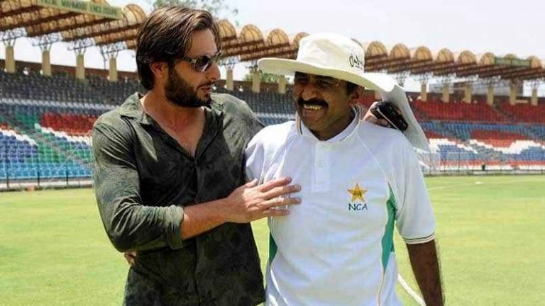नेताओं और राजनयिकों के फेल होने के बाद Pak ने बूढ़े क्रिकेटरों को मैदान में उतारा