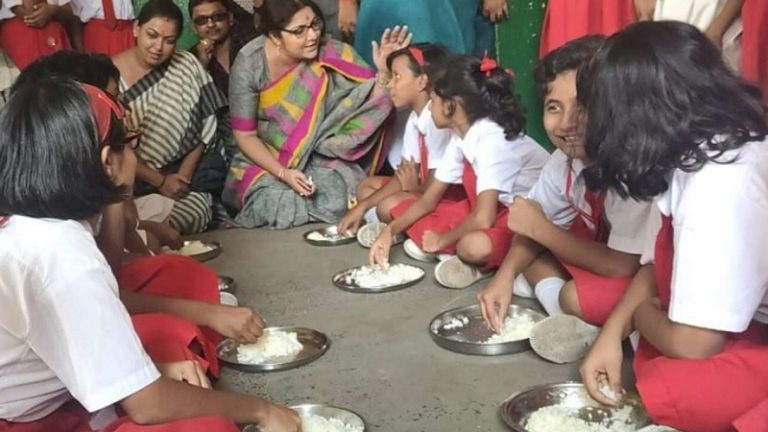 ममता दीदी के राज में बंगाल के बच्चे ‘मिड डे मील’ के नाम पर खा रहे नून-भात