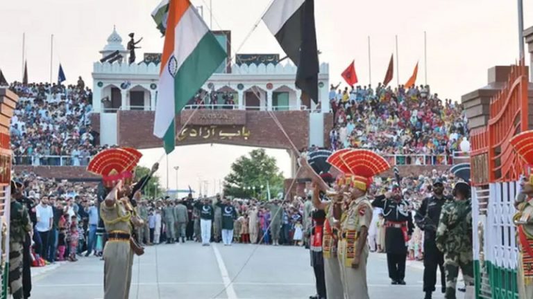बौखलाए Pak का ईद की मिठाई लेने से इनकार, लद्दाख सीमा पर तैनात किए जेट