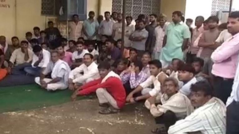 राजस्थान: हरीश जाटव के नेत्रहीन पिता के शव के साथ सड़क पर उतरे लोग, पुलिस से झड़प