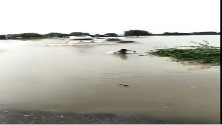 Video Viral: एम्बुलेंस को रास्ता दिखाने के लिए गहरे पानी में उतर गया 12 साल का वेंकटेश