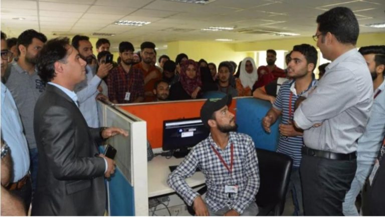 J&K: सत्यपाल मालिक ने बचाई 70 कर्मचारियों की नौकरी, अब 2000 लोगों को देंगे रोजगार