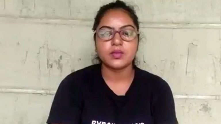 ‘आज मैंने गोमांस खाकर पाकिस्तान की खु़शी में भाग लिया’ – रेहाना सुल्ताना के ख़िलाफ़ FIR दर्ज