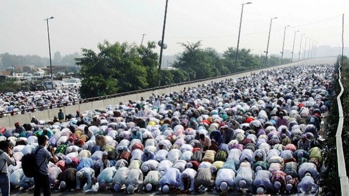 UP में अब रोड पर नहीं पढ़ सकेंगे नमाज, धार्मिक आयोजनों के लिए भी प्रशासन से लेनी होगी अनुमति