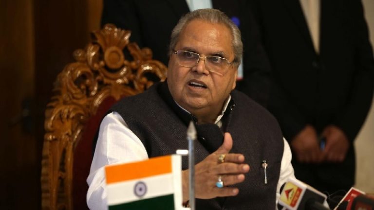 J&K: बकरीद पर घाटी में पाबंदियों में ढील, घर न लौट पाने वाले छात्रों के लिए होंगे विशेष कार्यक्रम