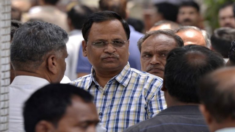 केजरीवाल के मंत्री को जनता ने बनाया बंधक, कहा- ‘विकास कार्यों में कोताही बरत रही सरकार’