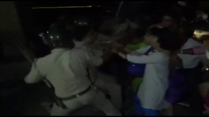 शिक्षकों पर लाठी चार्ज