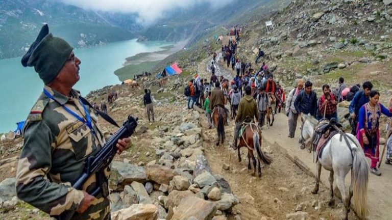 आतंकियों के निशाने पर अमरनाथ यात्रा, पर्यटकों और श्रद्धालुओं को घाटी जल्द छोड़ने की सलाह
