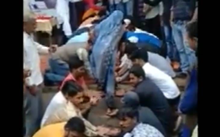 Video Viral: वीरगति प्राप्त सैनिक की पत्नी के लिए बनवाया नया घर, हथेलियों पर चलाकर कराया गृह-प्रवेश