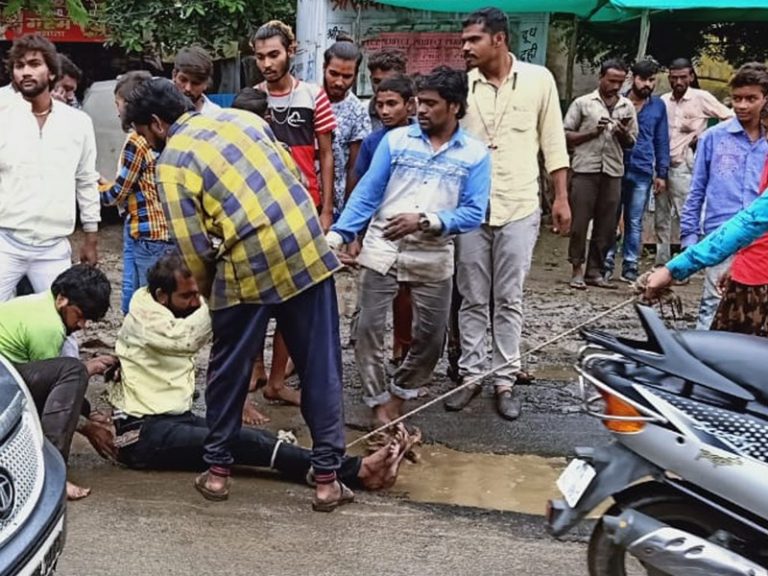 मॉब लिंचिंग: कमलनाथ के MP में युवक को रस्सी से बाँध रोड पर घसीटा, फिर पेड़ से बाँधकर पीटा