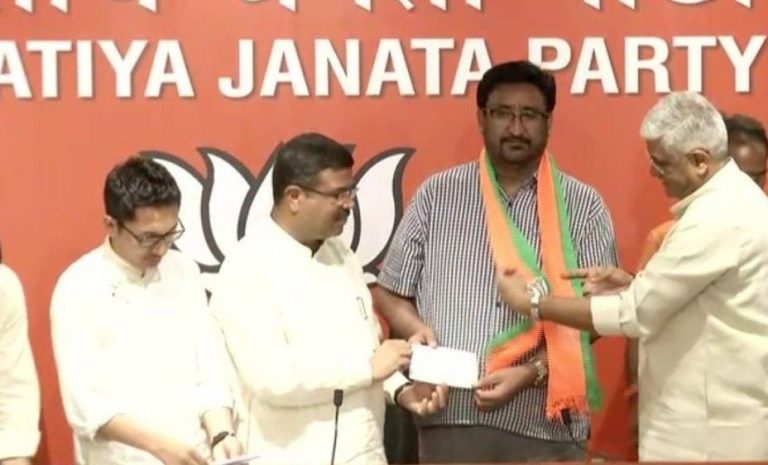 BJP का मिशन कश्मीर: PDP नेता हाजी इनायत अली ने थामा कमल, कहा- अभी और आएँगे