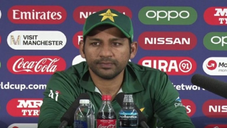 कुर्बानी पर PAK कप्तान का विवादित ट्वीट, ANI की संपादक ने पूछा- गोवंश से बात करते हो