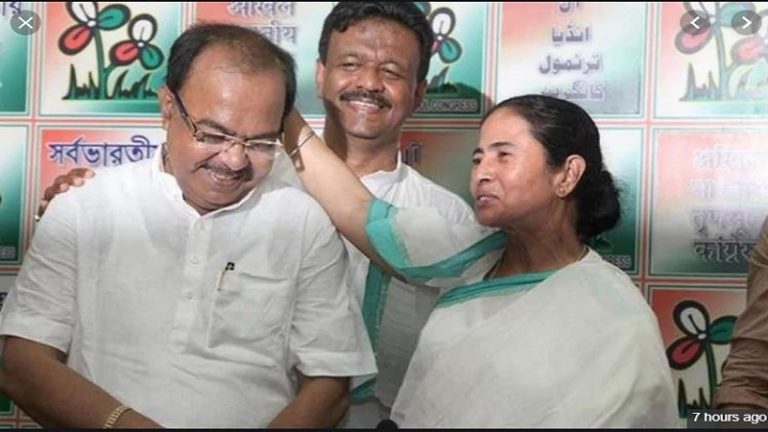ममता के एक और सहयोगी नेता कोलकाता के पूर्व मेयर ने थामा बीजेपी का हाथ