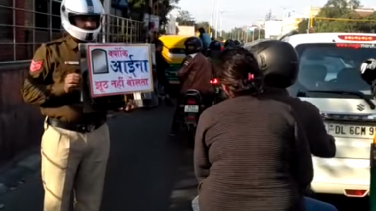 चालान और ट्रैफिक रूल से बचने का लोगों ने ढूँढ लिया जुगाड़, Video वायरल