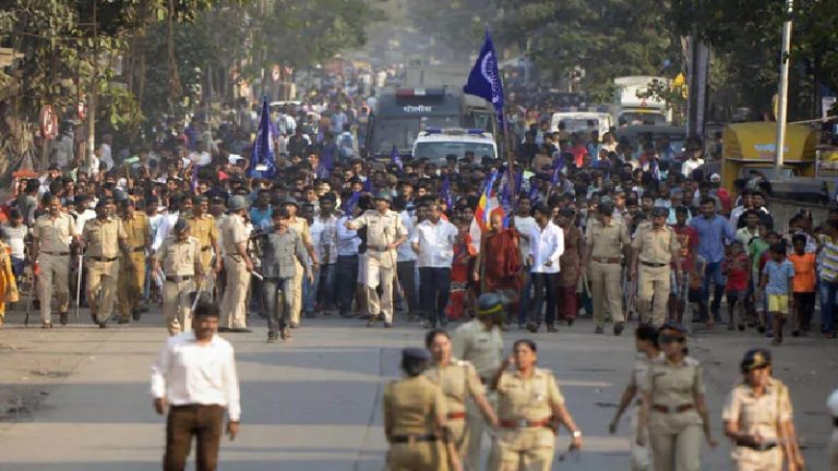 भीमा कोरेगाँव हिंसा: DU प्रोफेसर के घर पुणे पुलिस ने मारा छापा, नक्सलियों से सम्बन्ध की आशंका
