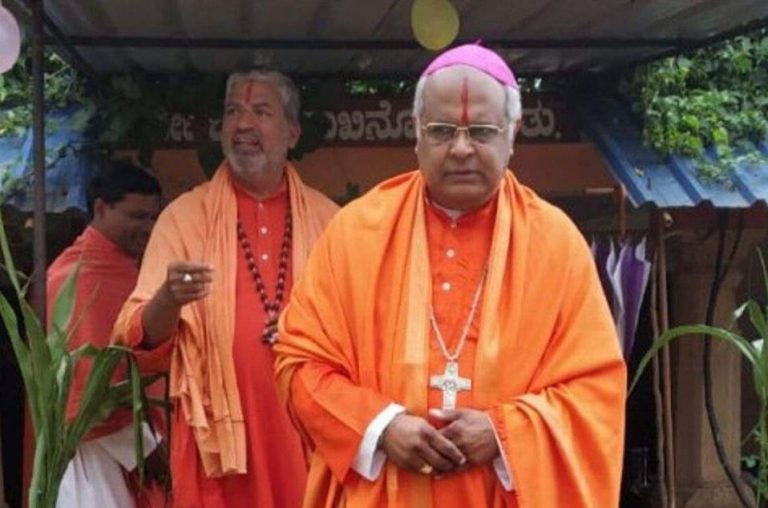 भगवा चोगा-रुद्राक्ष की माला में बिशप की तस्वीरों से बवाल, हिन्दुओं को गुमराह करने  का आरोप