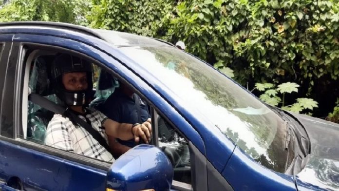 कार में हेलमेट