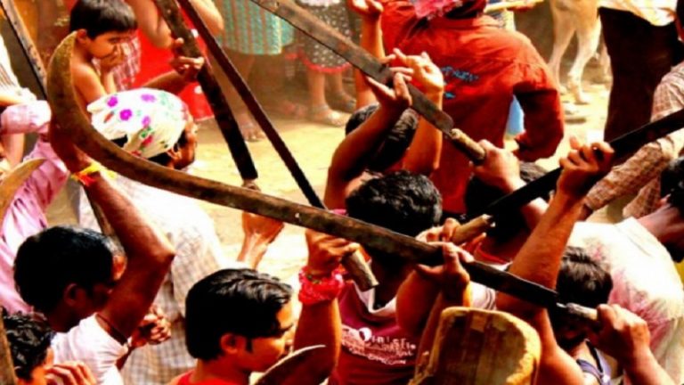 मुहर्रम की जुलूस में फँसी रवि की कार, भीड़ ने रॉड और डंडे से तोड़ डाला: अब तक 9 गिरफ्तार