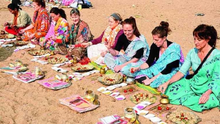 पूर्वजों की आत्मा को शांति प्रदान करने के लिए आई हूँ: रूसी महिलाओं ने गया में किया पिंडदान