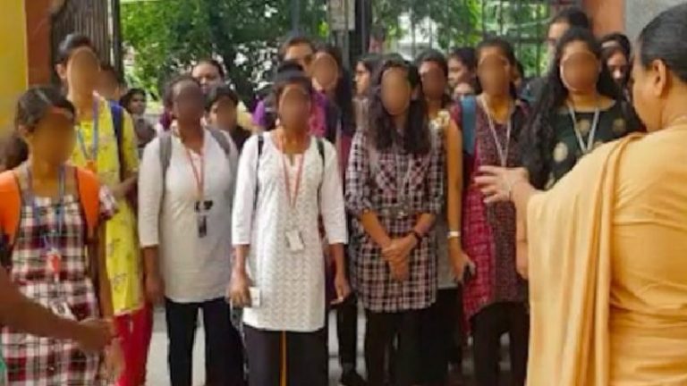 कुर्ती की लम्बाई घुटनों से ऊपर होने पर छात्राओं के साथ धक्का-मुक्की: सेंट फ्रांसिस कॉलेज का अजीब नियम