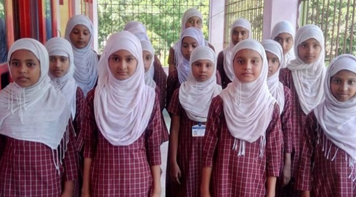 स्कूल के मुस्लिम प्रिंसिपल ने हिजाब किया अनिवार्य, कहा- लड़कियों को बुरी नजर से बचाता है