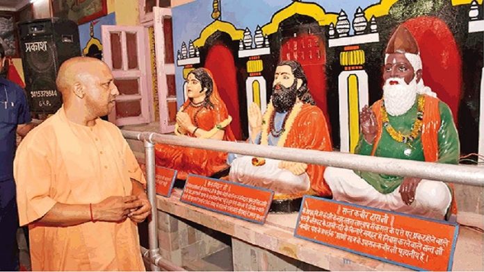 अपने आध्यात्मिक पूर्वजों की झाँकी देखते योगी आदित्यनाथ