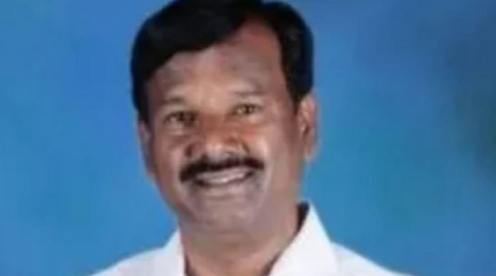 नारायणस्वामी महसूस कर रहे हैं प्रमाणित, लेकिन नहीं करना चाहते ज़बरदस्ती