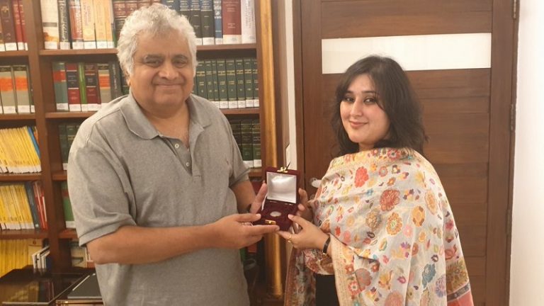 सुषमा स्वराज की आखिरी इच्छा पूरी, बेटी बाँसुरी ने हरीश साल्वे को दिया फीस का ‘एक रुपया’