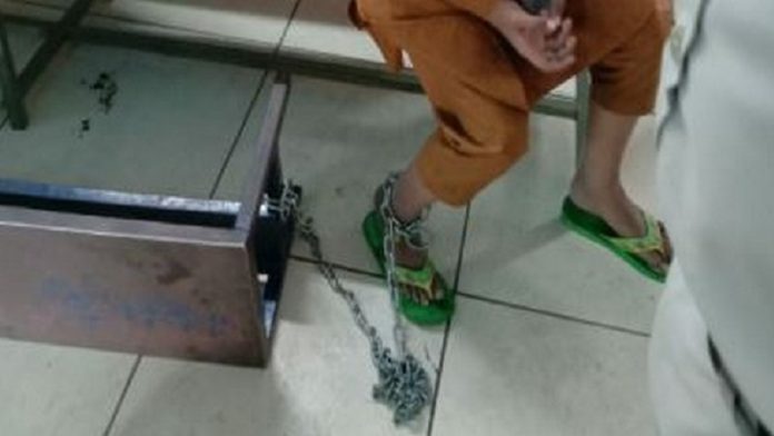 चेन से बॅंधा बच्चा