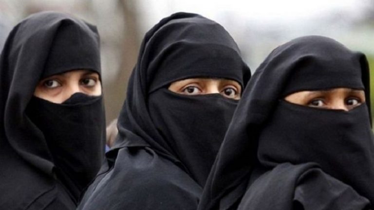 स्कूली छात्राओं को बुर्का से आजादी: चिढ़े मंत्री और मौलवी, कहा- नकाब करो फिर से अनिवार्य