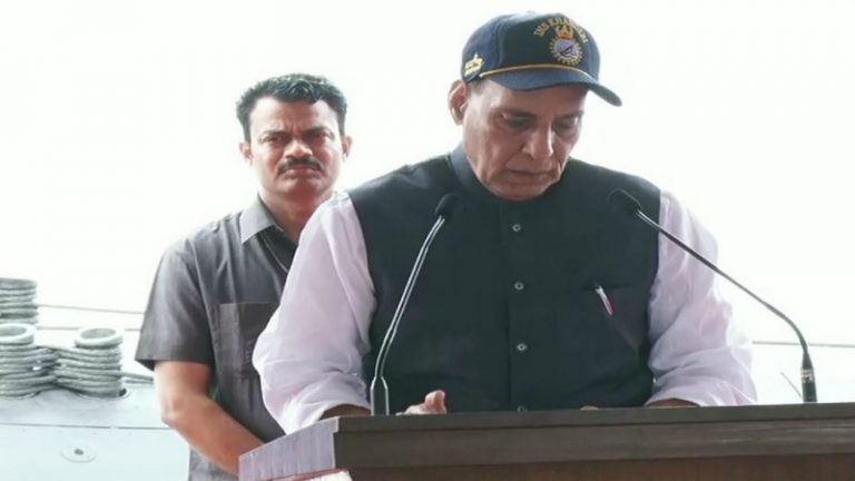 कार्टूनिस्ट के लिए मसाला जुटा खुद का मजाक उड़वा रहे इमरान खान: राजनाथ सिंह