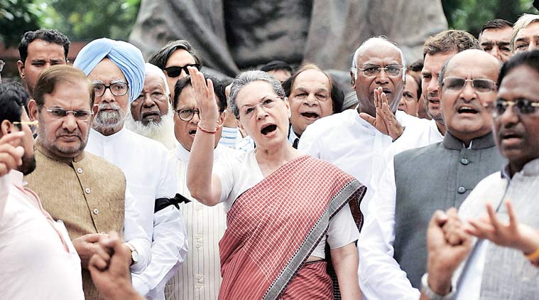 सोशल मीडिया के साथ सड़क पर उतरकर संघर्ष करें- सोनिया का कार्यकर्ताओं को आदेश