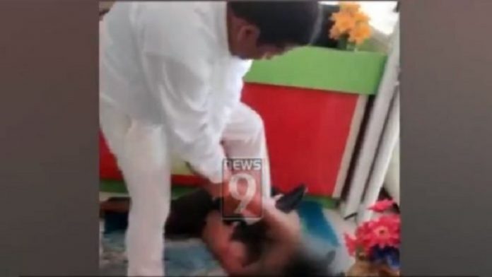 Video Viral, जूते तले रौंदा
