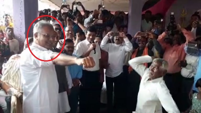 कॉन्ग्रेसी CM भूपेश बघेल ने दनादन सहा चाबुक का वार, गायों की पूजा कर खिलाई खिचड़ी
