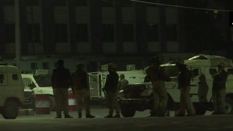 श्रीनगर में CRPF पर आतंकियों ने फेंका ग्रेनेड, 6 जवान जख्मी, सर्च ऑपरेशन शुरू