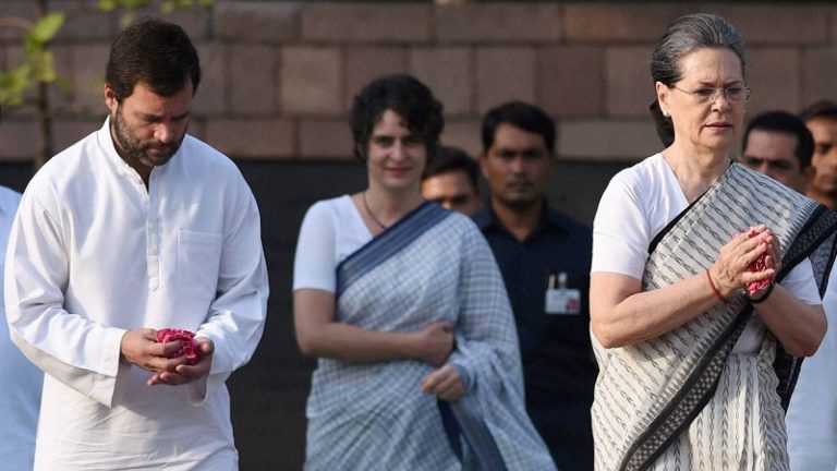 मोदी-शाह की जोड़ी की मारी नहीं, कॉन्ग्रेस तो सोनिया-राहुल-प्रियंका की तिकड़ी के बोझ तले दबी है
