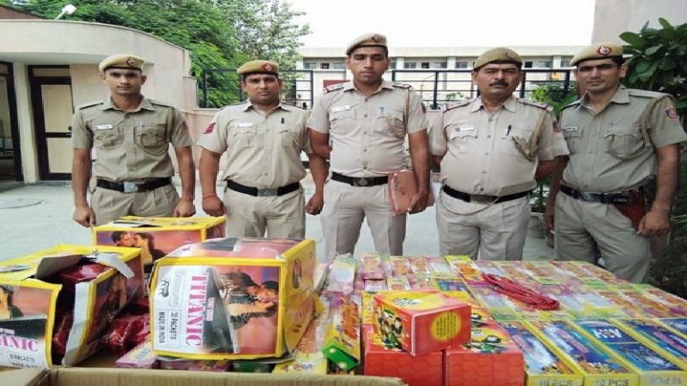 सुतली बम के साथ 2 धरे : दिल्ली में 10000 Kg पटाखे जब्त, 261 गिरफ्तारियाँ और 433 केस