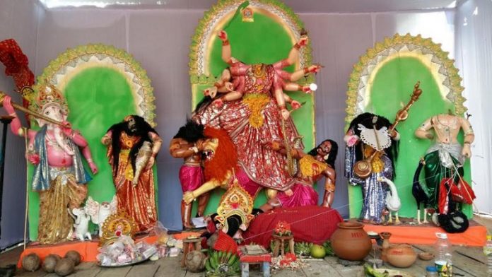 क्षतिग्रस्त दुर्गा प्रतिमा