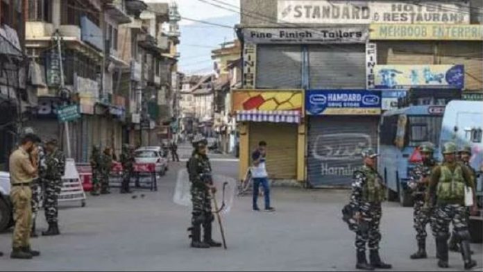 कश्मीर में तीन जगहों पर आतंकी हमले