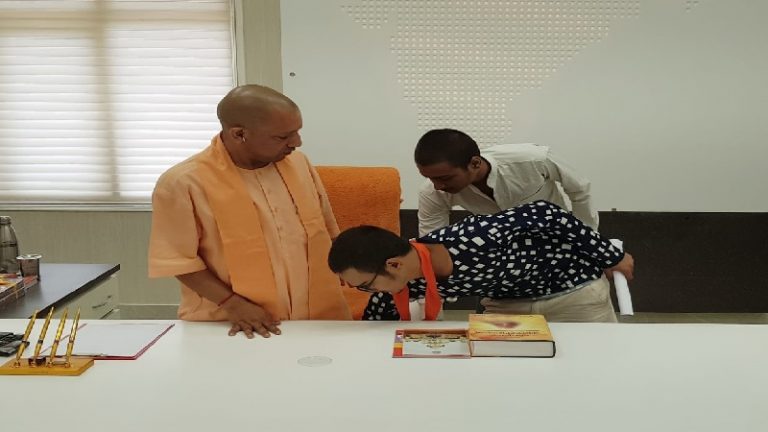 कमलेश तिवारी का परिवार जॉंच से संतुष्ट: बेटों ने छुए CM योगी के पाँव, पत्नी ने कहा- हत्यारों को दो मृत्युदंड
